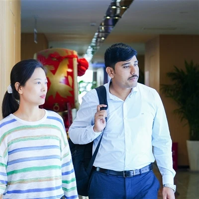 Un client indian vizitează linia de producție de tuburi de titan Gr12 a GNEE